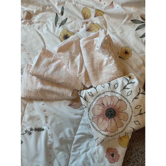 COMFORTER SET-FULL SIZE - KOHLS : FLAT/FITTED SHEETS; 4 PILLOWCASES; 2 SHAMS - Picture 3 of 6